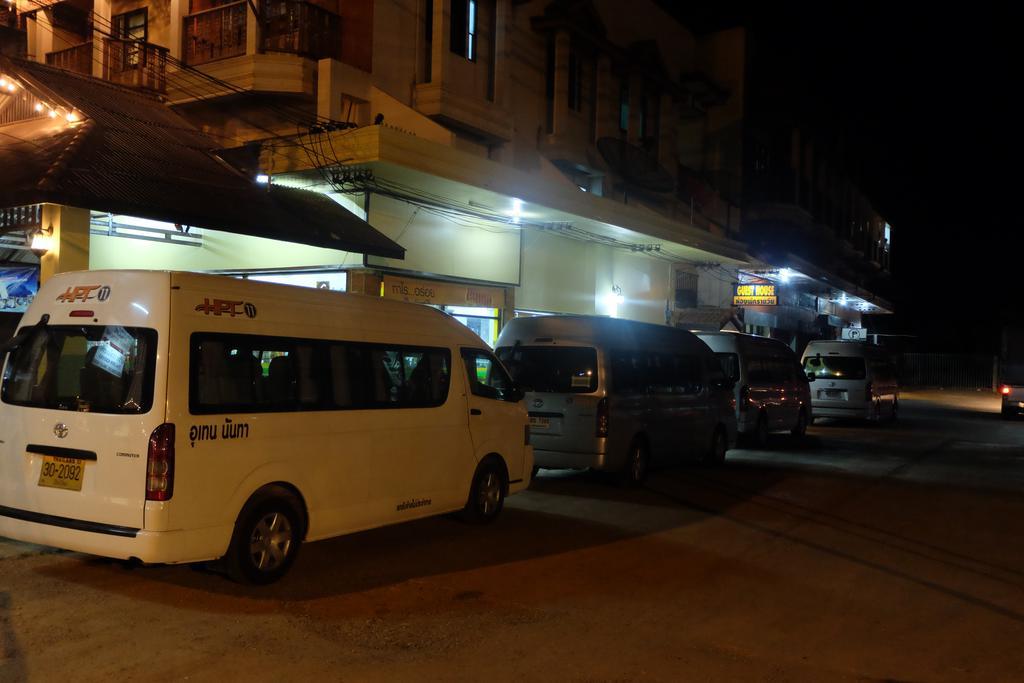J-Safe Guesthouse Sukhothai Exteriör bild